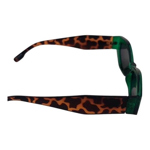 Sporty Green and Black Sunglasses with Rectangular Frames - Picture 7 of 7